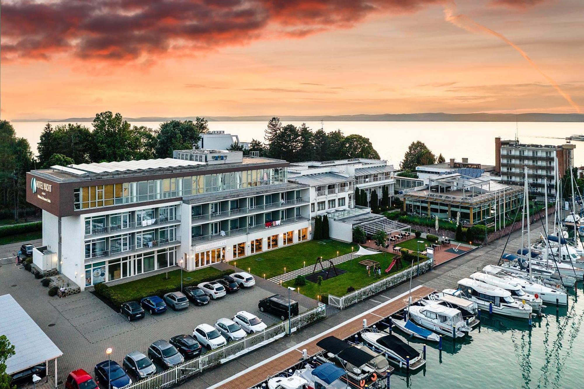 Hotel Yacht Wellness & Business Siófok Eksteriør bilde