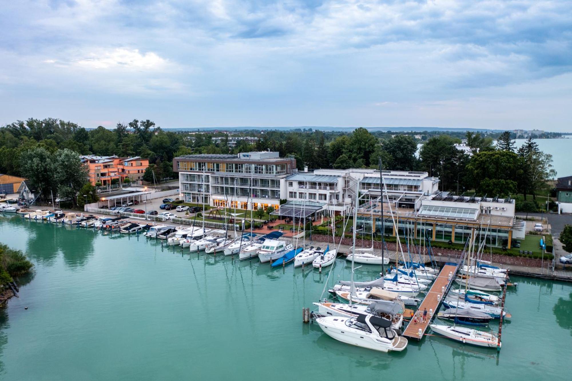 Hotel Yacht Wellness & Business Siófok Eksteriør bilde