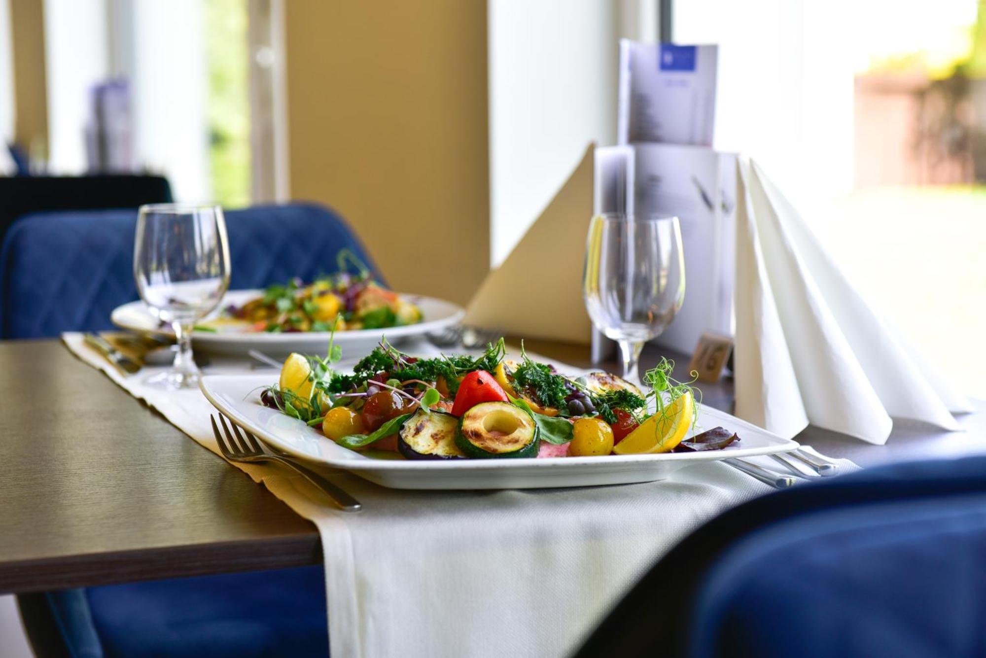 Hotel Yacht Wellness & Business Siófok Eksteriør bilde
