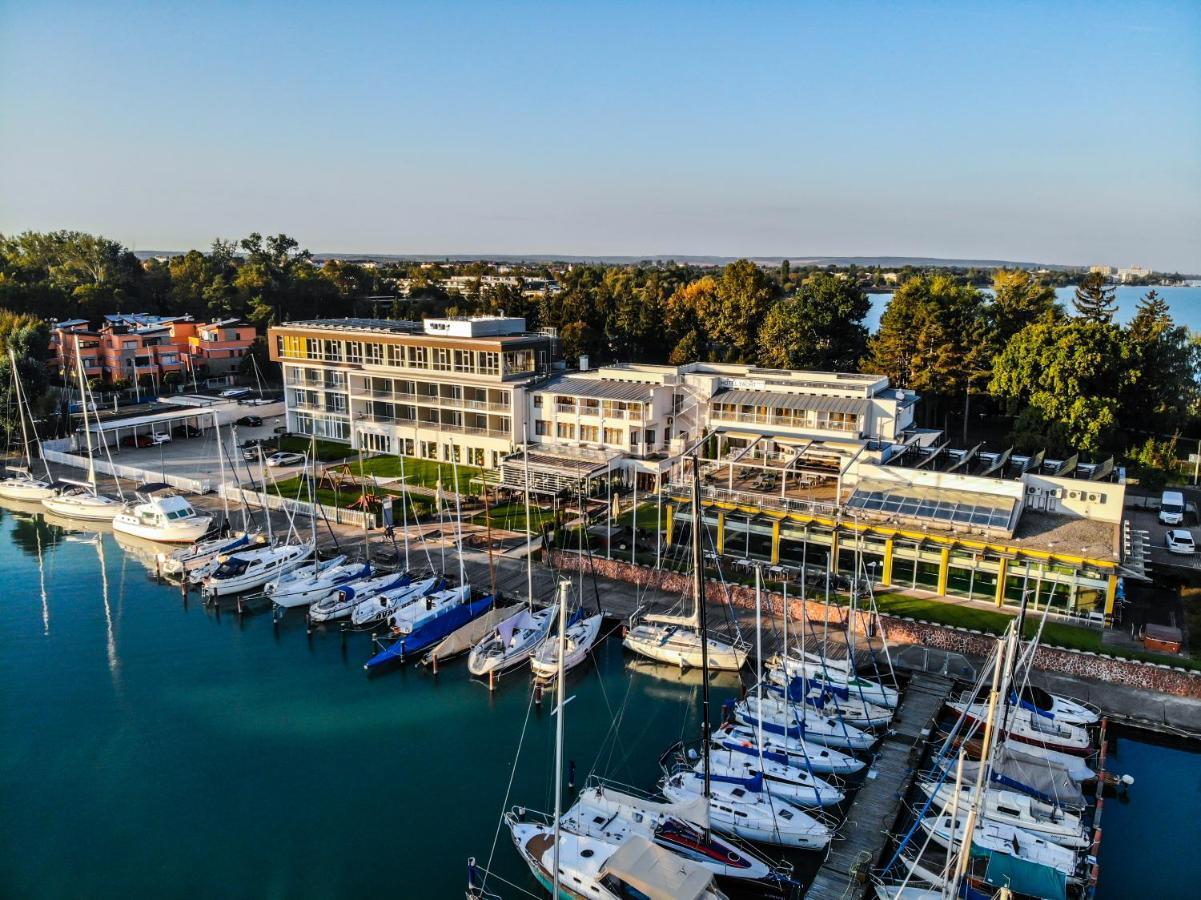 Hotel Yacht Wellness & Business Siófok Eksteriør bilde